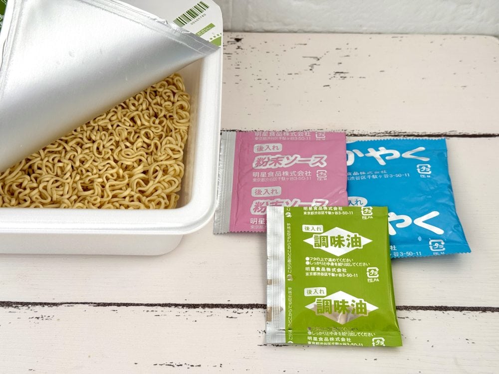 【第3位】明星「東京デザイン専門学校コラボ 今日もおつ豆さま えだ豆味焼そば」/タレまわりは、うま塩えだ豆味の粉末ソースと、菜種油ベースにえだ豆フレーバーを効かせた調味油の2段構え
