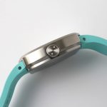 オリジナルManateeを想起させるリューズへの2つのドット刻印。そのディティールには25年のManateeへの静かなつながりが表現されている