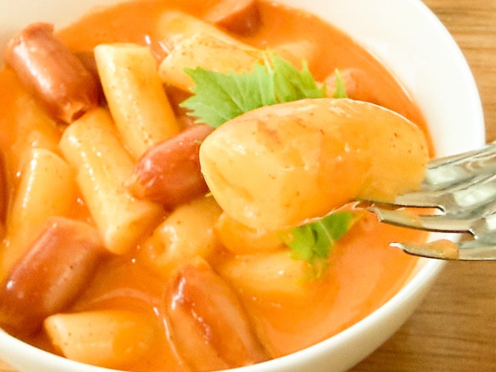 1食あたり429円の「ロゼクリームトッポギ」ですが、4人で食べても十分な量の大盛りおやつ。 実食してみると、これがなんとしっかり辛い!