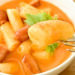 1食あたり429円の「ロゼクリームトッポギ」ですが、4人で食べても十分な量の大盛りおやつ。 実食してみると、これがなんとしっかり辛い!