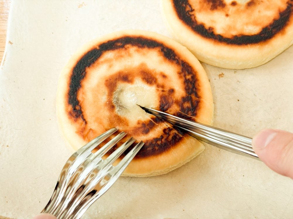 「黒糖とピーナッツの素朴なソース」のホットクは焼き上がりをカットしてみると弾力があり、やはりホットケーキというよりは餅に近い感じ