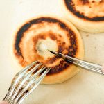 「黒糖とピーナッツの素朴なソース」のホットクは焼き上がりをカットしてみると弾力があり、やはりホットケーキというよりは餅に近い感じ