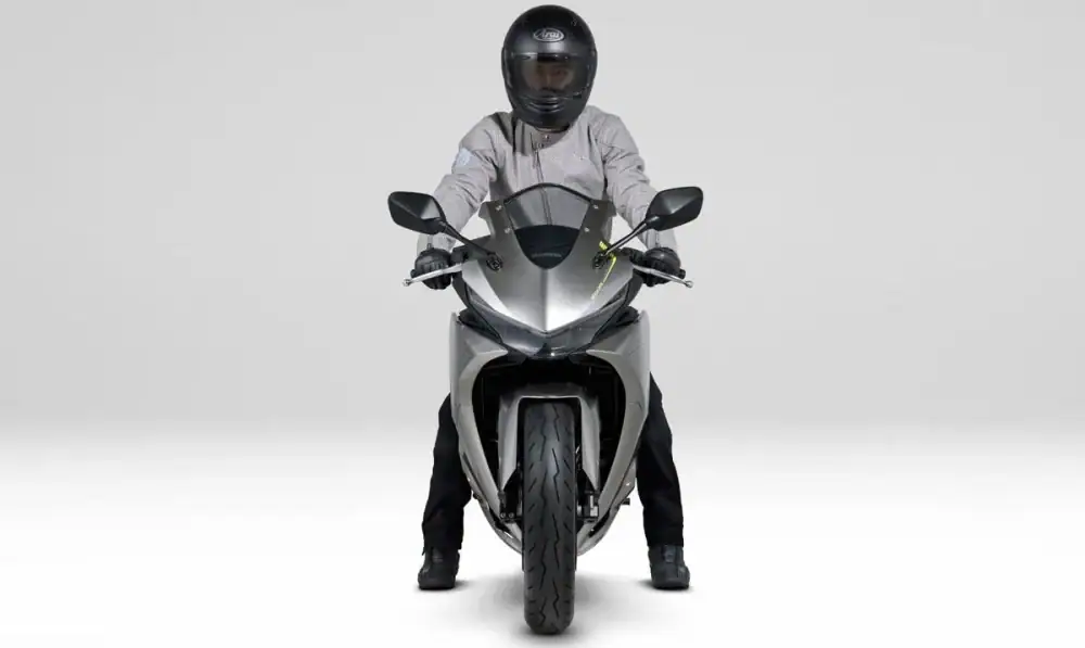 【第2位】ホンダ「CBR400R FOUR E-Clutch」|直4×クラッチ不要の次世代スポーツ機