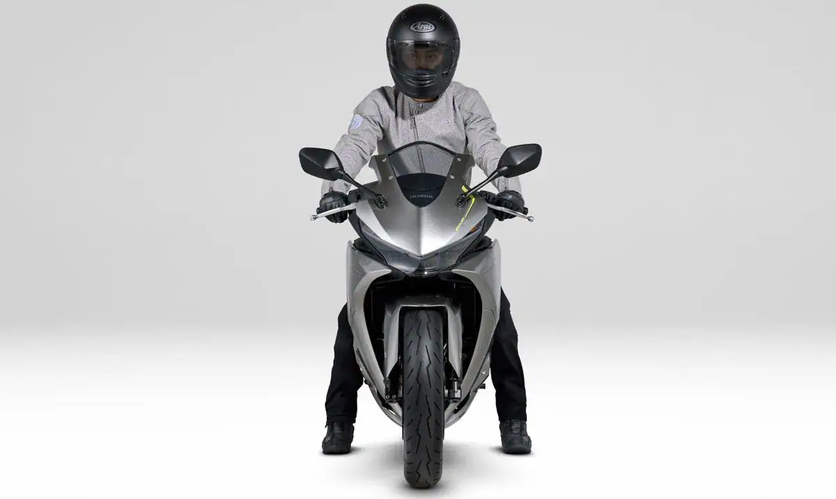 【第2位】ホンダ「CBR400R FOUR E-Clutch」｜直4×クラッチ不要の次世代スポーツ機