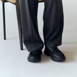 単なるトラッドなローファーにはない、ギア感とスマートさが同居したモダンなデザイン