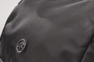 【ただの黒デイパじゃない】ハンティングワールドの新作バックパックは後ろ姿で品を醸す！15インチPC対応＆キャリーオン仕様の機能美