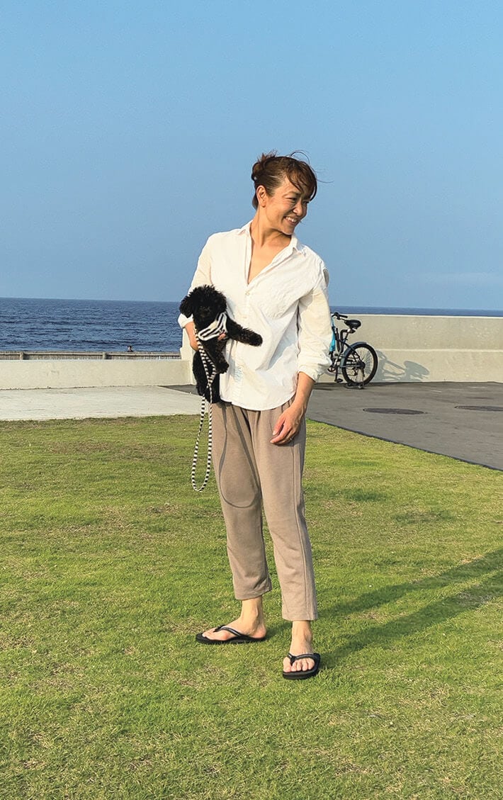 犬の散歩のときは、寝起きに上着だけTシャツやシャツを羽織って、そのまま出かけています