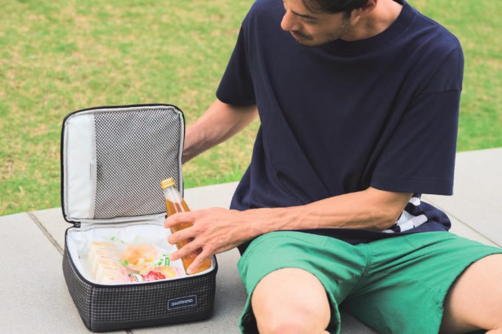 【40℃で8時間氷キープ】大賞は“シマノ”の保冷バッグ!底面真空パネル搭載でコンビニ弁当も平置きできる「ミニクーラーバッグプロ」の実力を識者が徹底解説