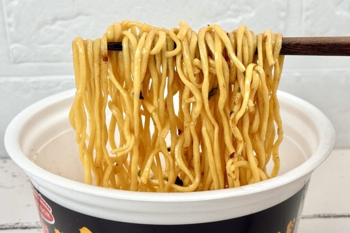 【セブン限定油そばも】マニア絶賛「ストーリーが凄い」汁なしカップ麺ベスト3!1位は学食で10万食の味を再現した近大まぜそば