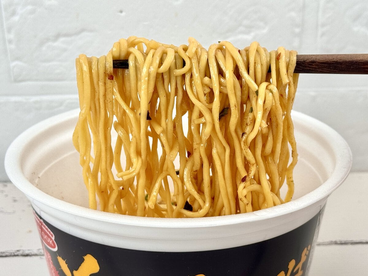 【第1位】「魅惑の学食巡りin関西 近大をすすらんか。近大まぜそば」／麺はもっちりとした太フライ麺で、しっかりした弾力と滑らかさを両立