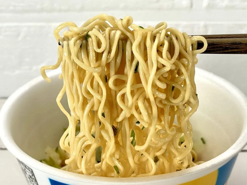 第1位　「このカップ麺、ヤバうますぎる」即席麺マニア絶賛！夏におすすめ“汁なし”限定カップ麺ベスト3【1位はわかめがハンパない無限まぜそば】