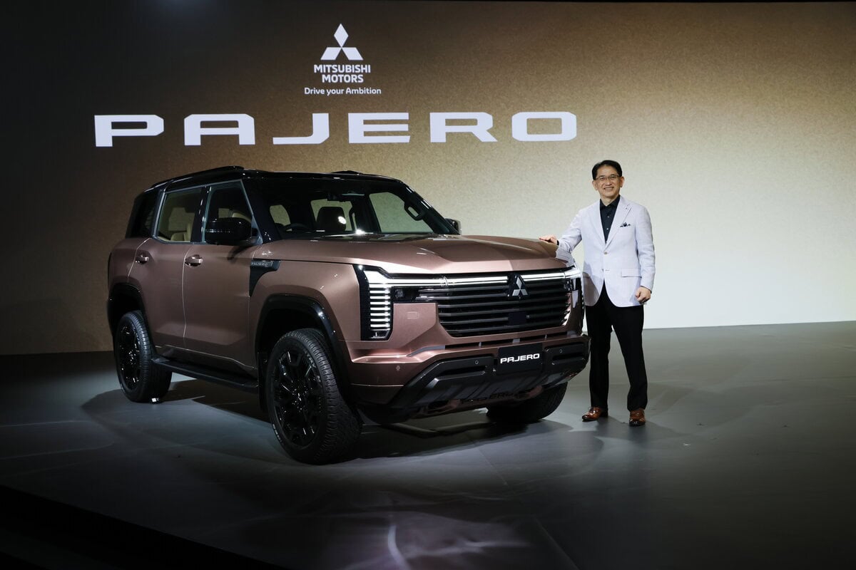 三菱自動車が都内の大規模な発表会にて新型「パジェロ」を世界初公開