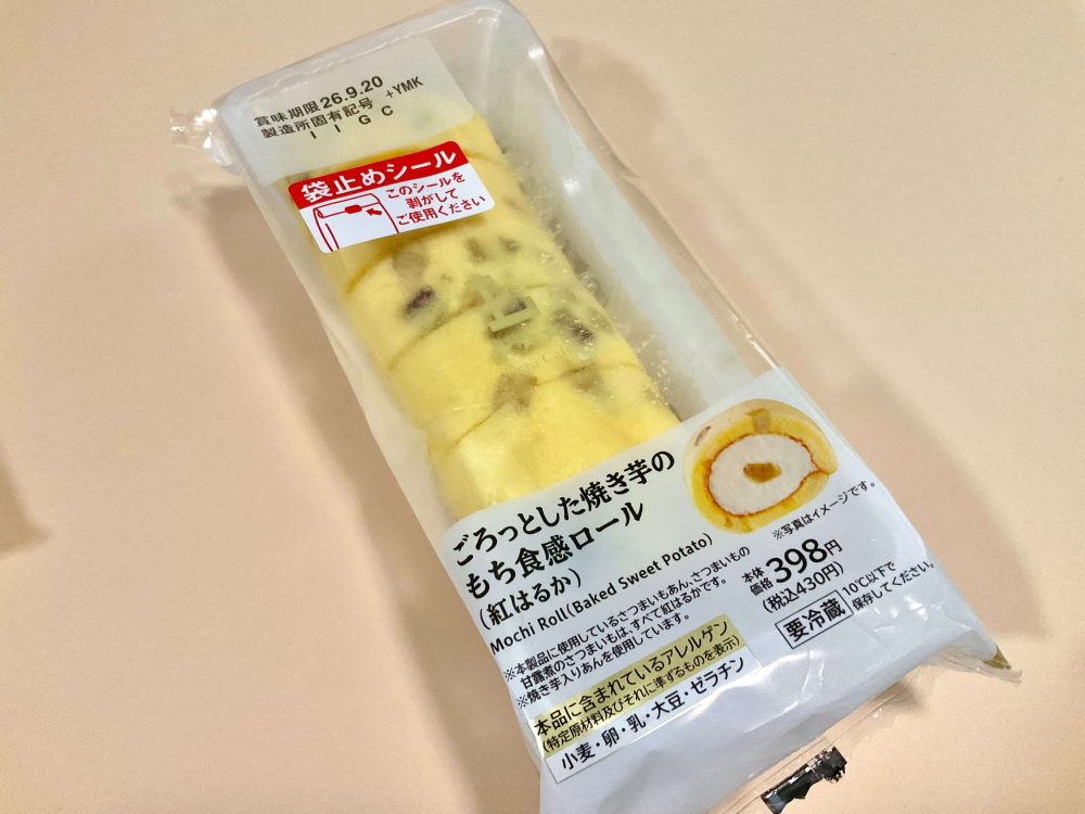 ローソン、ごろっとした焼き芋のもち食感ロール（紅はるか）