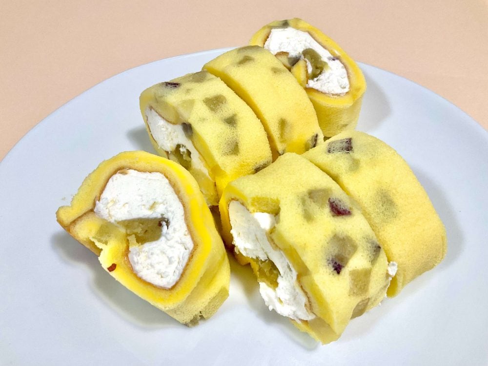 ローソン、ごろっとした焼き芋のもち食感ロール(紅はるか)
