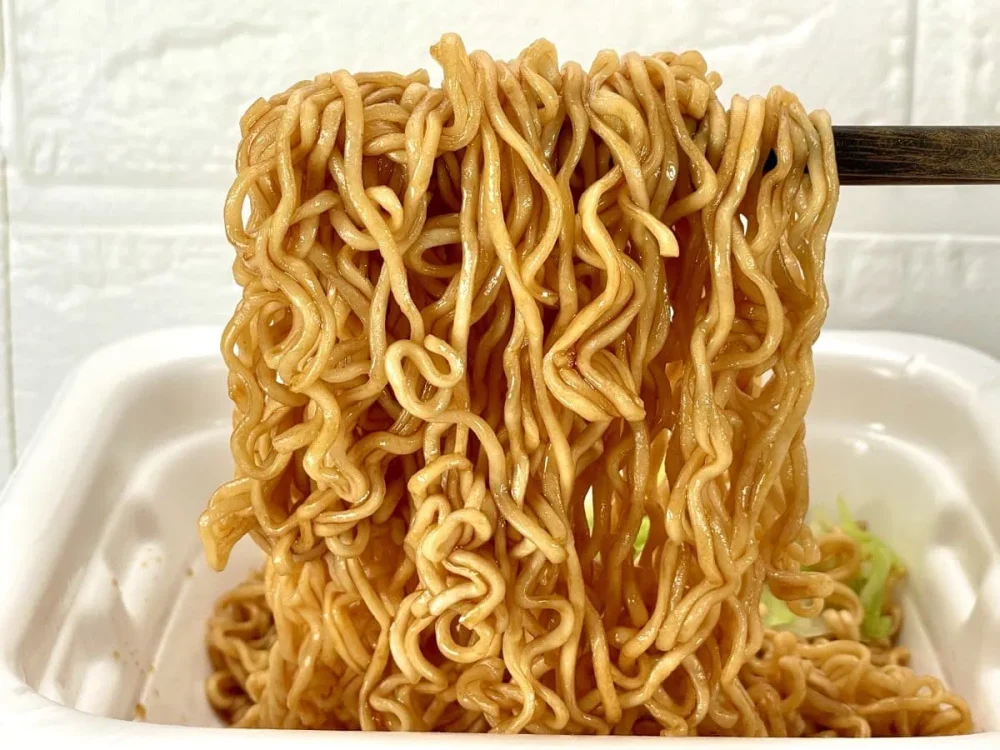 第1位　「このカップ麺、ヤバうますぎる」即席麺マニア絶賛！夏におすすめ“汁なし”限定カップ麺ベスト3【1位はわかめがハンパない無限まぜそば】