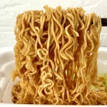 第1位　「このカップ麺、ヤバうますぎる」即席麺マニア絶賛！夏におすすめ“汁なし”限定カップ麺ベスト3【1位はわかめがハンパない無限まぜそば】
