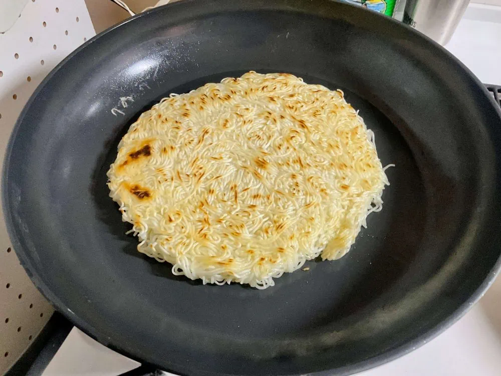 茹でたそうめんを両面に焼き色がつくまで焼く