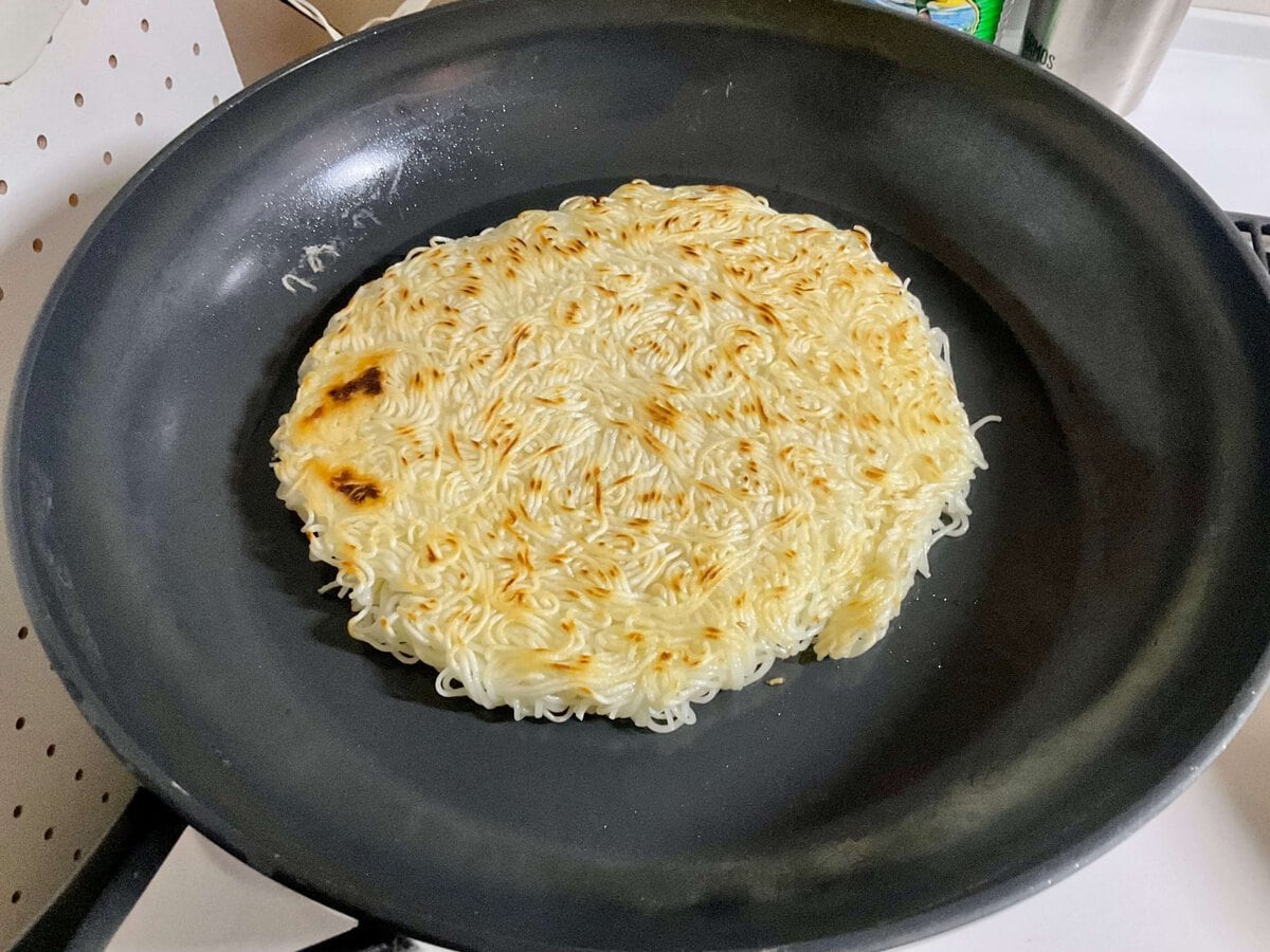 茹でたそうめんを両面に焼き色がつくまで焼く