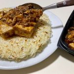 レンジで温めた「四川山椒ピリ辛麻婆豆腐」をかける