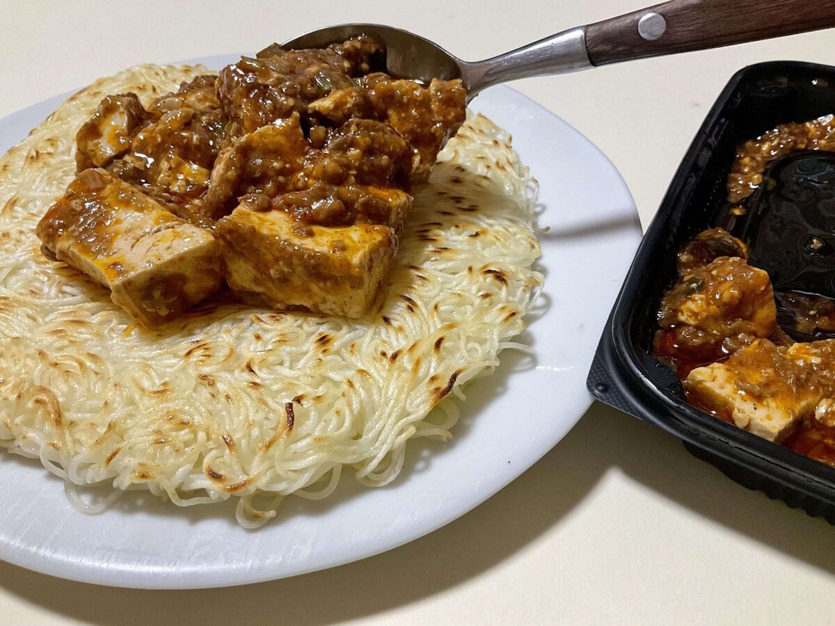 レンジで温めた「四川山椒ピリ辛麻婆豆腐」をかける