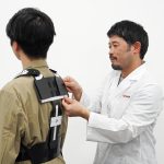 社内資格バックパック・フィッターを取得したスタッフが、リュック専用測定器で背面長や肩回りの厚みを測定