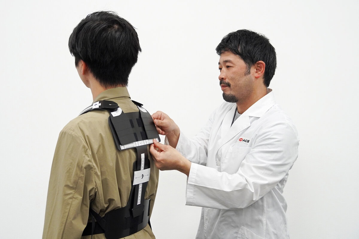 社内資格バックパック・フィッターを取得したスタッフが、リュック専用測定器で背面長や肩回りの厚みを測定
