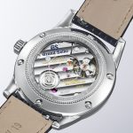 ムーブメントは、最大巻上時に約72時間持続する手巻メカニカルムーブメント「キャリバー9S64」