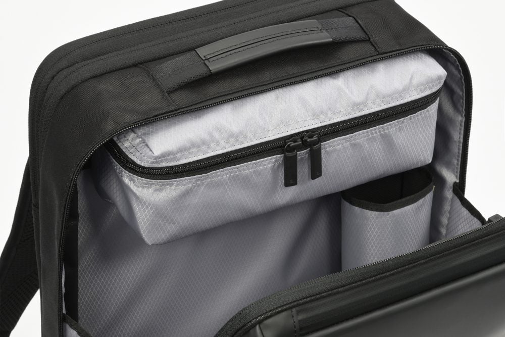 メイン収納室の上部には、着脱可能な「吊り下げ式ポーチ」を配置