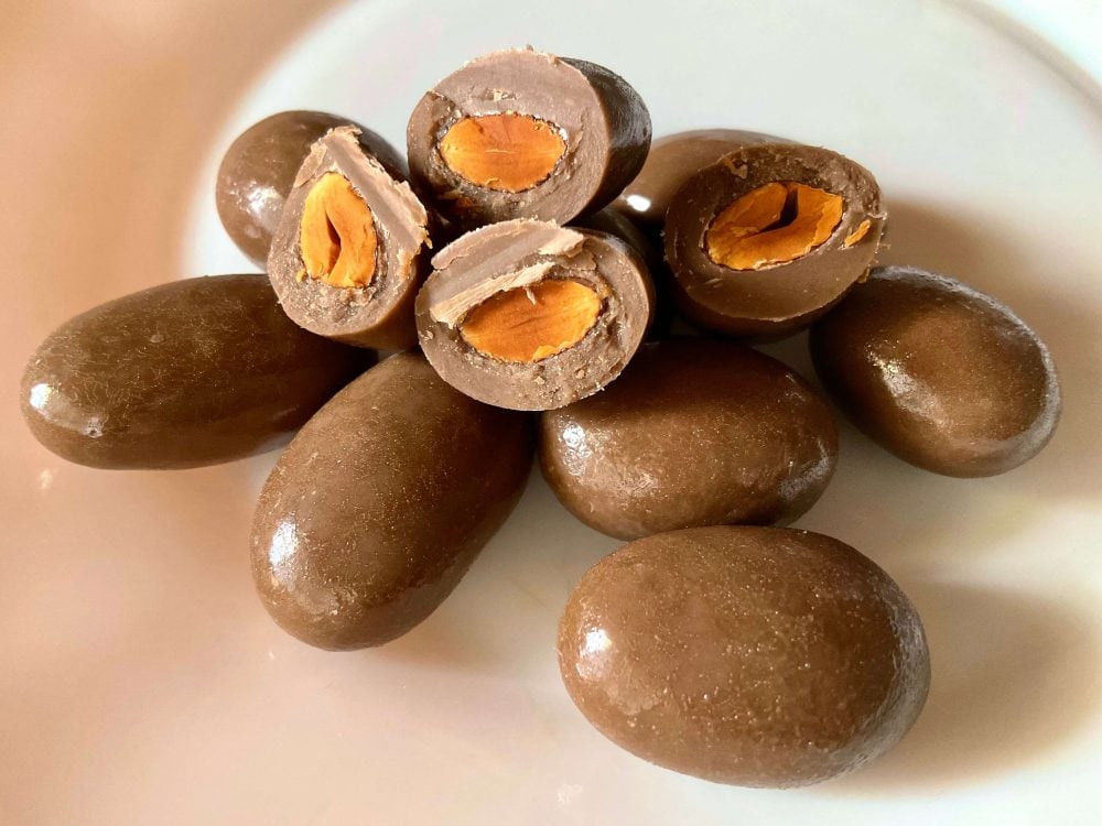 トップバリュ、チョコか？キャラメリゼアーモンド