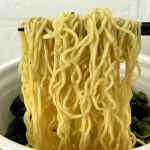 第1位　「このカップ麺、ヤバうますぎる」即席麺マニア絶賛！夏におすすめ“汁なし”限定カップ麺ベスト3【1位はわかめがハンパない無限まぜそば】