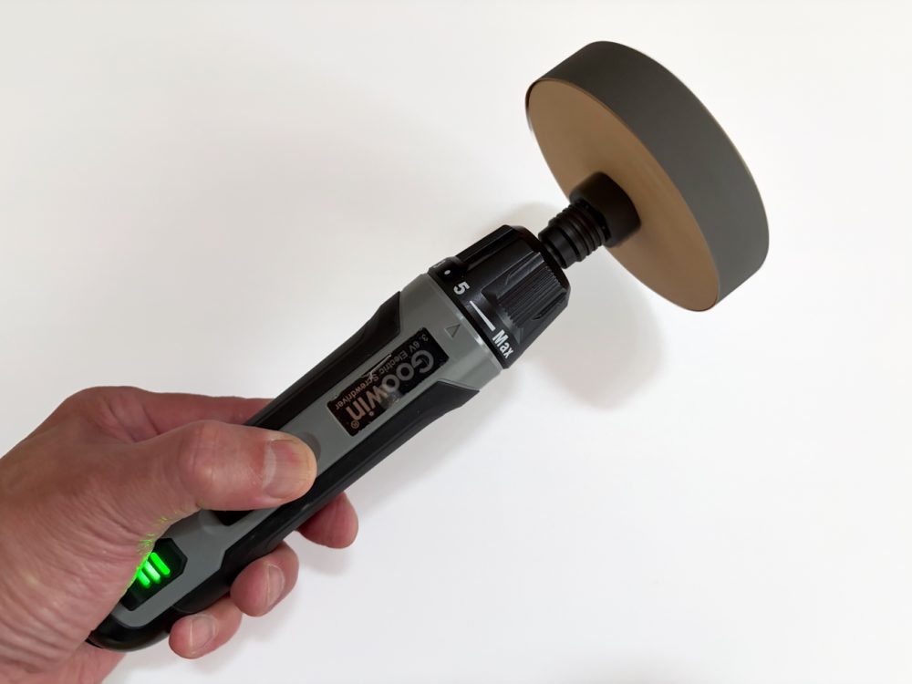 サンダーをはじめて使うときは、回転スピードに恐怖を覚えるくらい。でも電動ドリルドライバーならば指先でスピードコントロールから、「六角軸 変換アーバー」でサンダーのように使っても安心安全