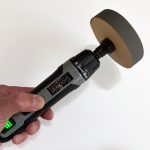 サンダーをはじめて使うときは、回転スピードに恐怖を覚えるくらい。でも電動ドリルドライバーならば指先でスピードコントロールから、「六角軸 変換アーバー」でサンダーのように使っても安心安全