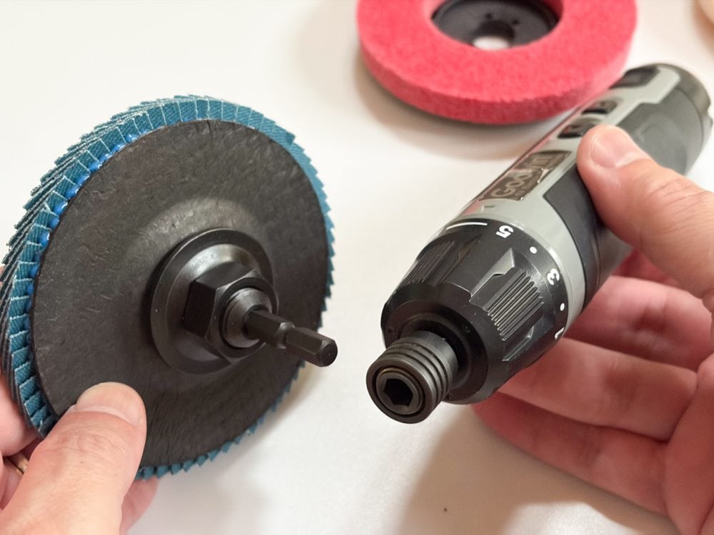 DIYが趣味でなくとも持っている電動ドリルドライバーを、サンダーのように変換してくれるのが「六角軸 変換アーバー」です