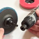 DIYが趣味でなくとも持っている電動ドリルドライバーを、サンダーのように変換してくれるのが「六角軸 変換アーバー」です