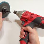 電動ドリルドライバーは、ビットと呼ばれる先端部分をプラスドライバー、マイナスドライバー、ドリルの各サイズへと交換できるようになっています