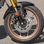 スポーティなハンドリングを実現するフロントサスペンションと優れた制動力とコントロール性を叶えるフロントブレーキ
