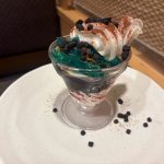 ちょっぴりビターで大人な味わい！海にそびえたつゴジラのしっぽパフェ