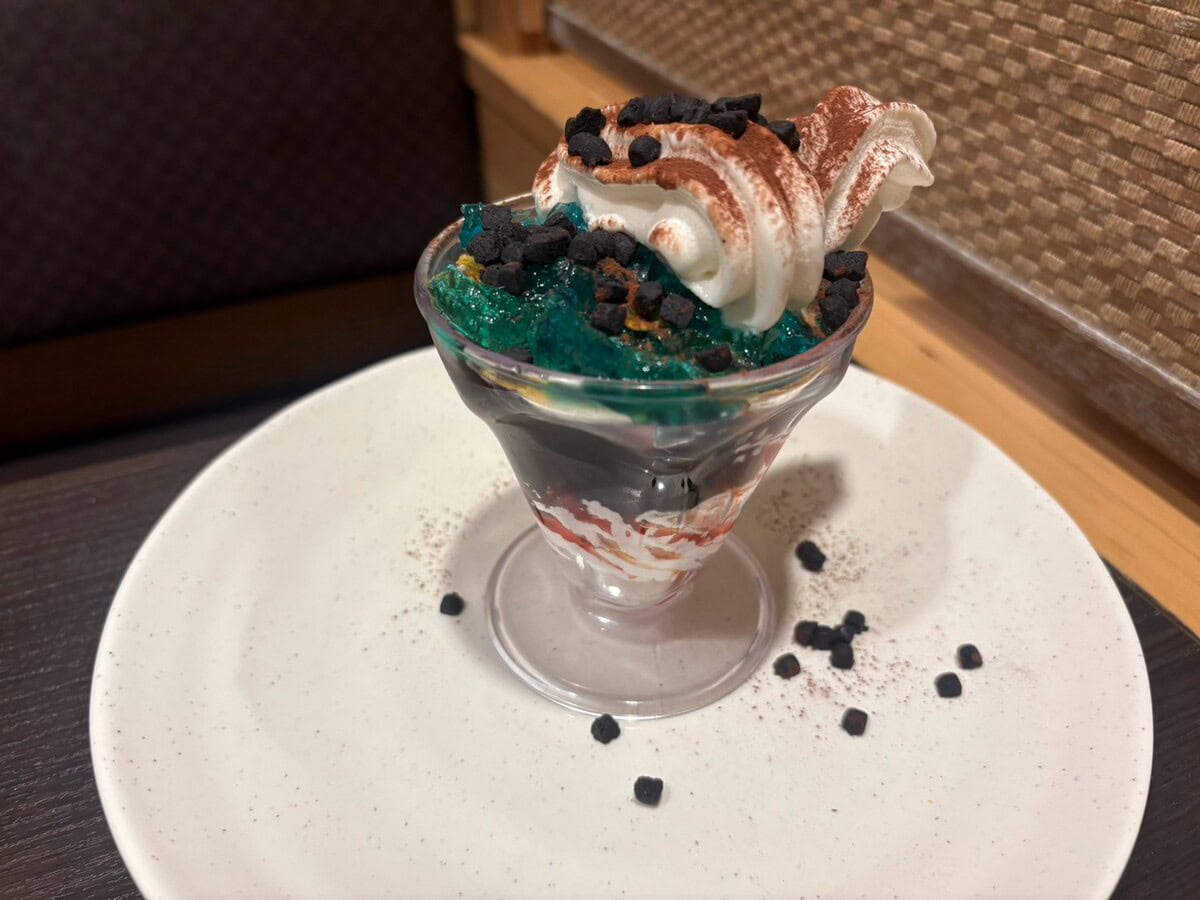 ちょっぴりビターで大人な味わい!海にそびえたつゴジラのしっぽパフェ