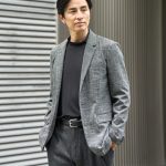 モックネックシャツを着たオンスタイル