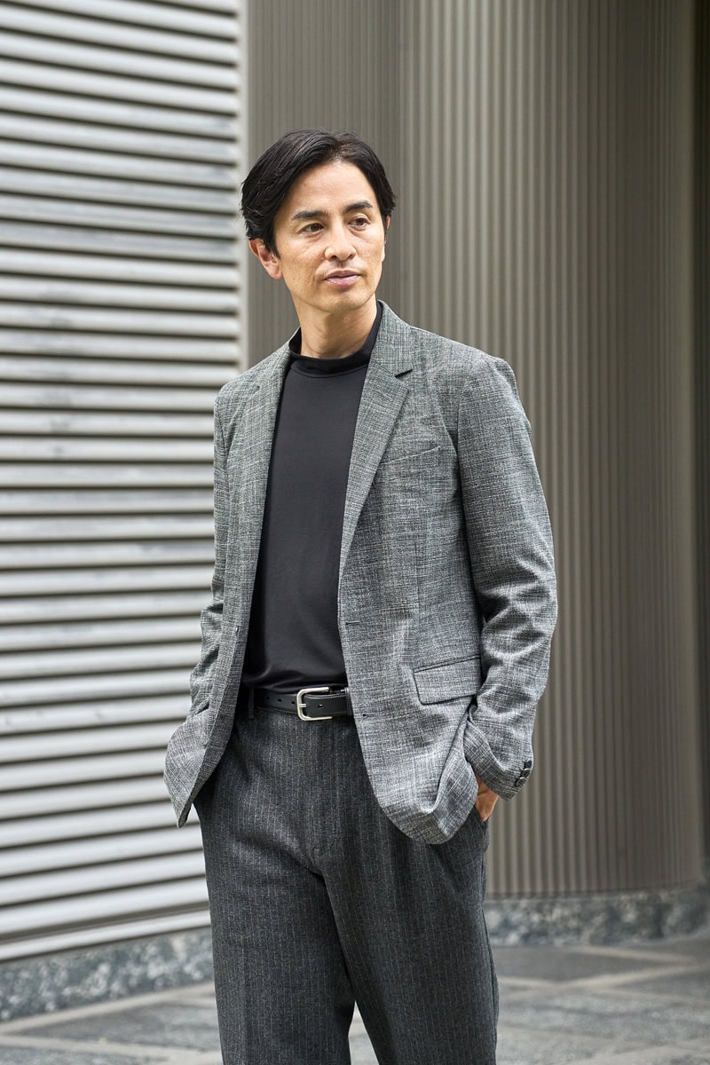 モックネックシャツを着たオンスタイル