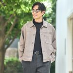 モックネックシャツを着たオフスタイル