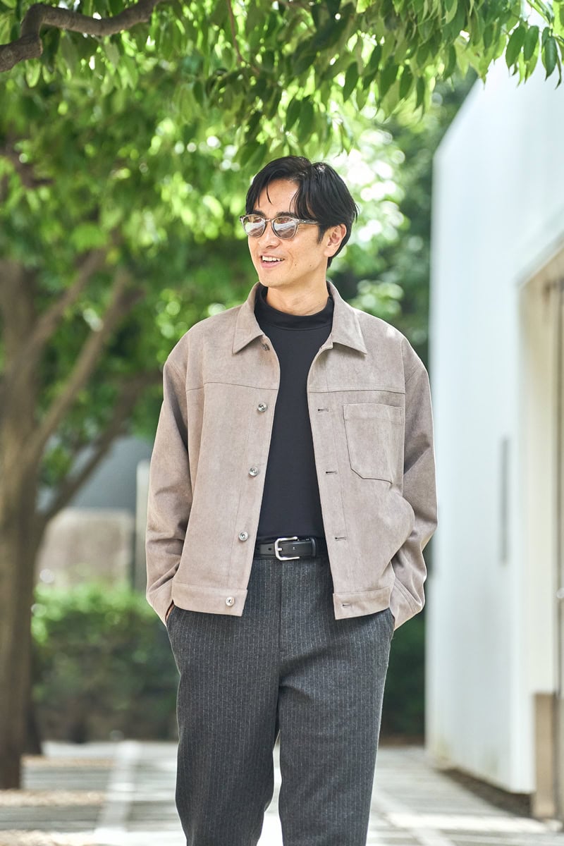 モックネックシャツを着たオフスタイル