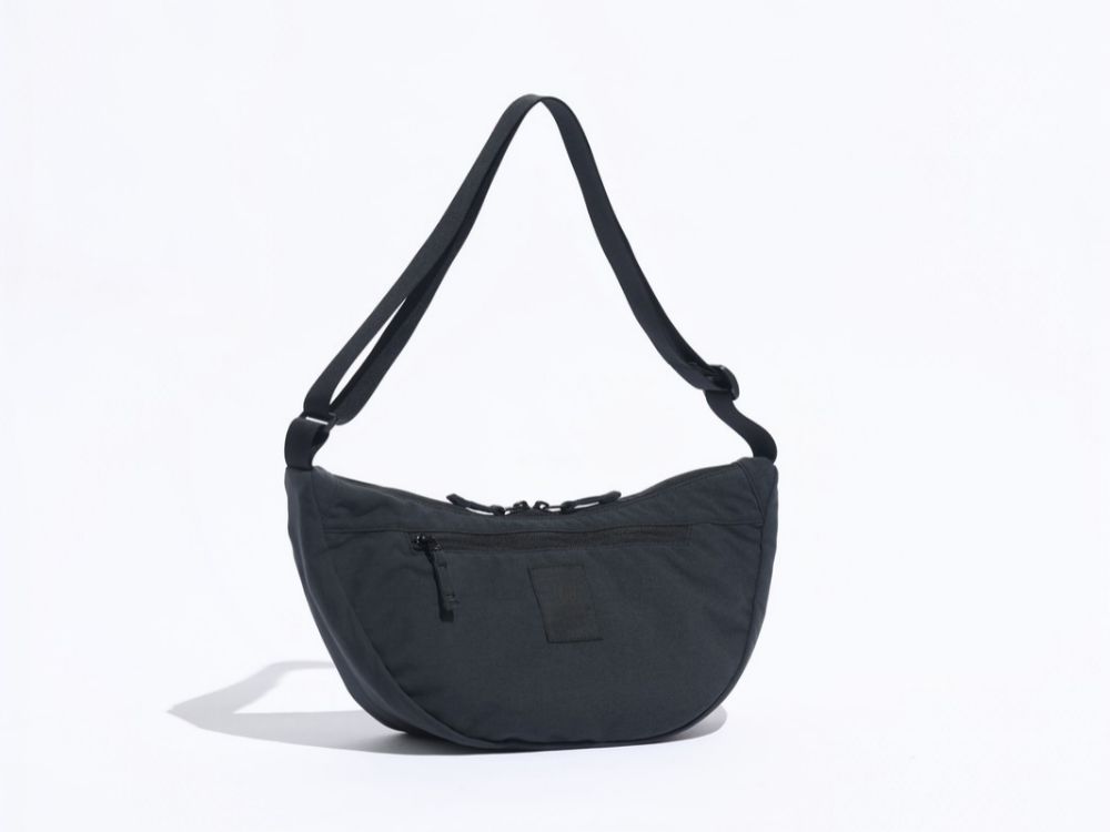 シエラデザインズ「BLACK HALF MOON BAG」¥6,380/5ℓ/H21×W40×D12㎝