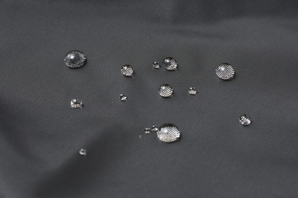 小雨程度の水をはじく撥水加工が施されている