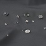 小雨程度の水をはじく撥水加工が施されている