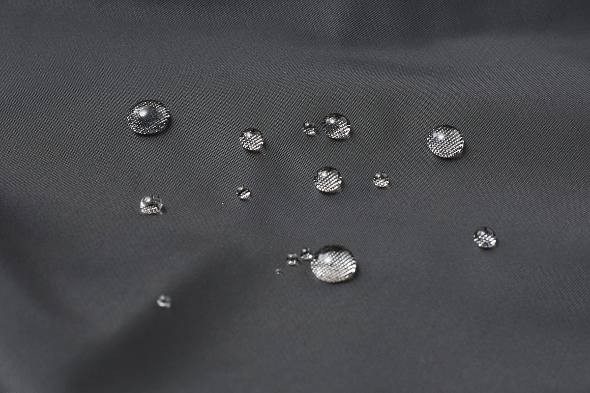 小雨程度の水をはじく撥水加工が施されている