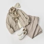 ニットやスウェットパンツなど暖かいアイテムを使いつつ、全体をワントーンで揃えることで『冬の都会的なカジュアルスタイル』。