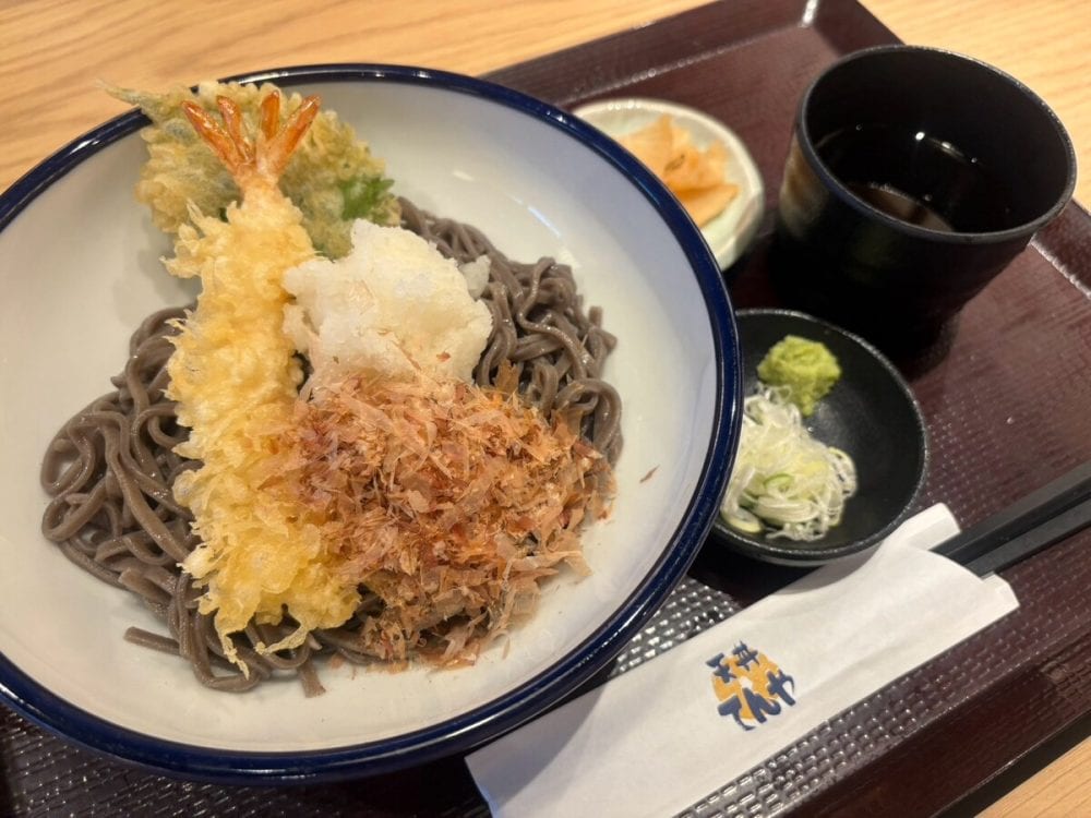 のっているのは、海⽼と⼤葉の天ぷら