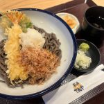 のっているのは、海⽼と⼤葉の天ぷら