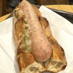 ソーセージが大きすぎてバゲットに挟みきれない!